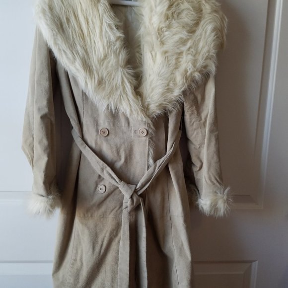 Chic double-breasted cream-colored coat made of genuine leather - suede.